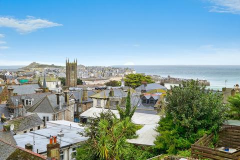 2 bed property, in Albert Terrace, £350,000