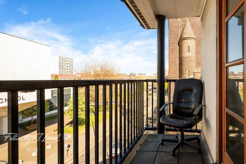 2 bed property, in St Pauls Way, £375,000