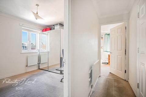 2 bed property, in St Pauls Way, £375,000