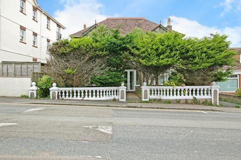 5 bed property, in Edgcumbe Avenue, £425,000