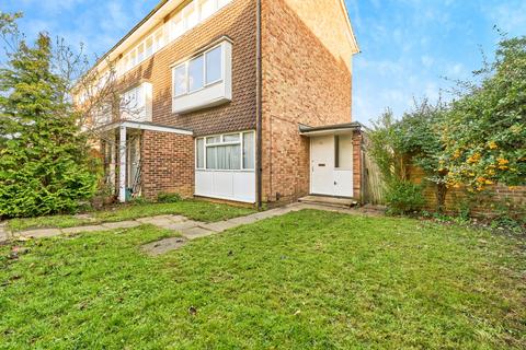 2 bed property, in Watermill Close, £390,000