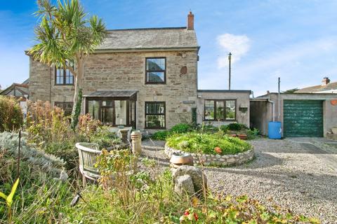 2 bed property, in Station Road, £250,000