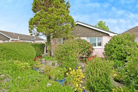 2 bed property, in Alexandra Close, £270,000