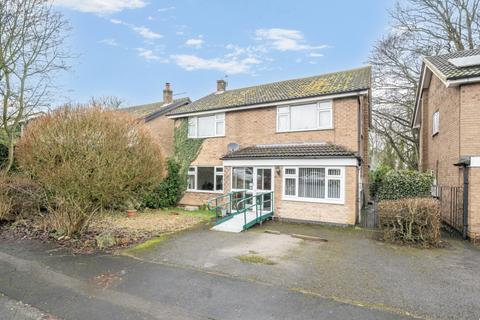 5 bed property, in Woodlands Drive, £220,000