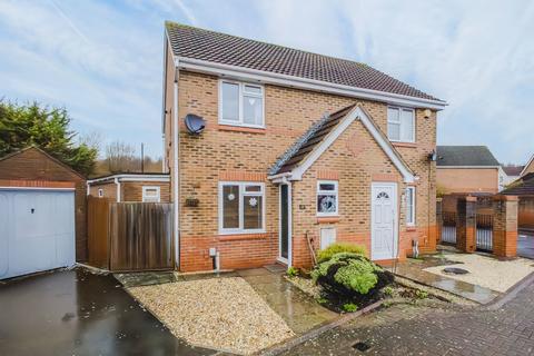 2 bed property, in Arliss Close, £270,000