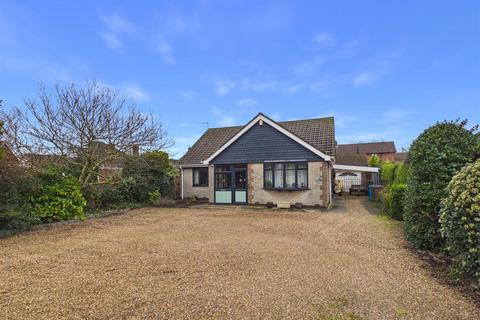 3 bed property, in Welton Road, £365,000