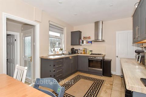 2 bed property, in Farningham Road, £375,000