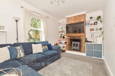 2 bed property, in Farningham Road, £375,000