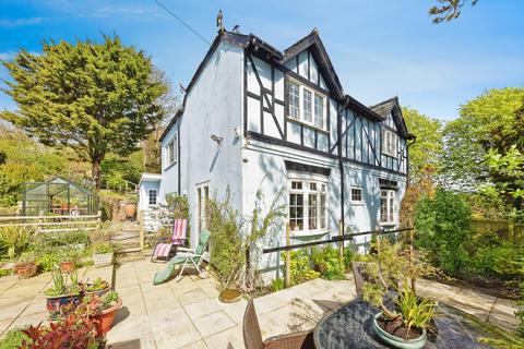 4 bed property, in Vale View Road, £425,000