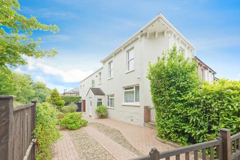 3 bed property, in Kitchener Road, £350,000