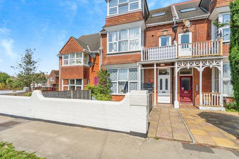 1 bed property, in Aldwick Road, £120,000