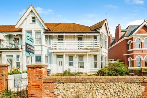 1 bed property, in Brighton Road, £140,000