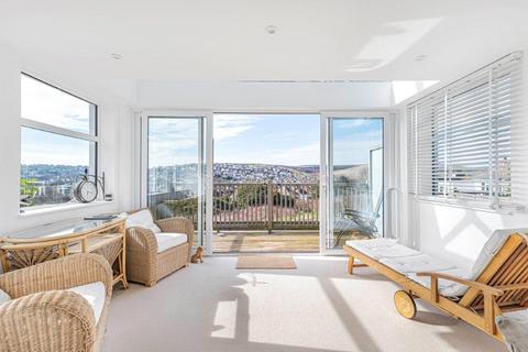 2 bed property, in Greenbank Avenue, £460,000