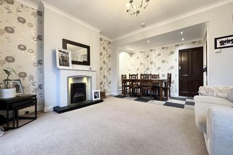 3 bed property, in Glen View Road, £220,000