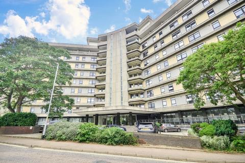 1 bed property, in The Panorama, £125,000
