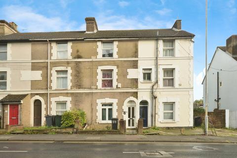 1 bed property, in Somerset Road, £100,000