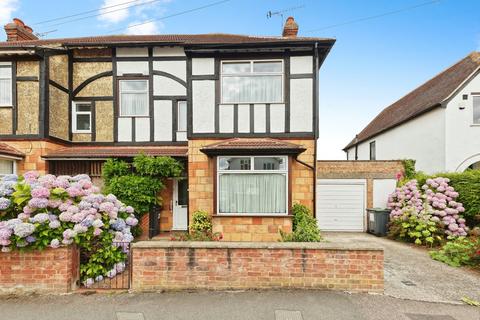 3 bed property, in Cromwell Road, £400,000