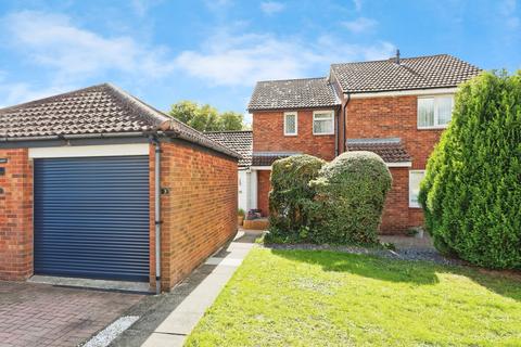 2 bed property, in Wildwood Road, £170,000