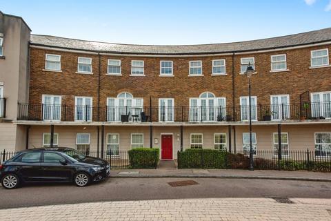 2 bed property, in Palladian Circus, £200,000