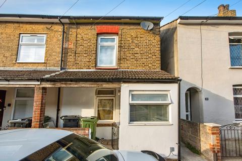 4 bed property, in Broomfield Road, £400,000