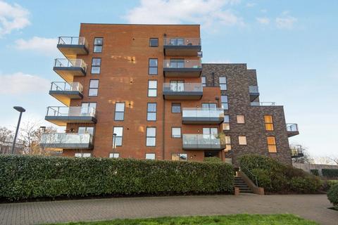 2 bed property, in Larner Road, £270,000