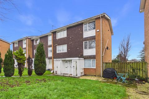 2 bed property, in Sherwood Place, £145,000