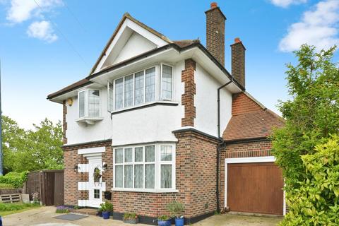 3 bed property, in Woodyates Road, £775,000