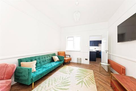 2 bed property, in Royal Road, £190,000