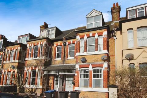 1 bed property, in Arundel Road, £110,000