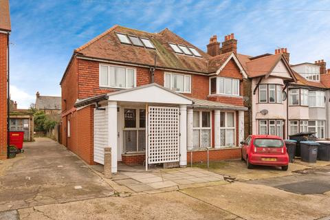 2 bed property, in Cornwall Gardens, £125,000