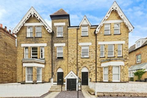 2 bed property, in South Eastern Road, £190,000