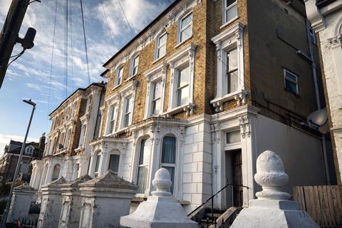 1 bed property, in Carlton Avenue, £120,000