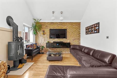 4 bed property, in Royston Way, £775,000