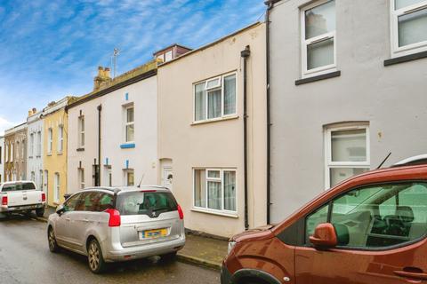 2 bed property, in Alexandra Road, £200,000