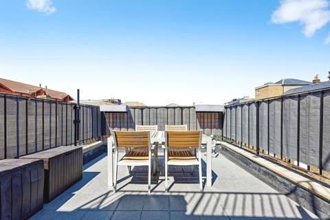 2 bed property, in Harbour Parade, £169,000