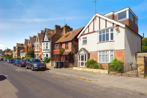 5 bed property, in South Eastern Road, £400,000