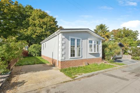 2 bed property, in Clearways Park Home Site, £185,000