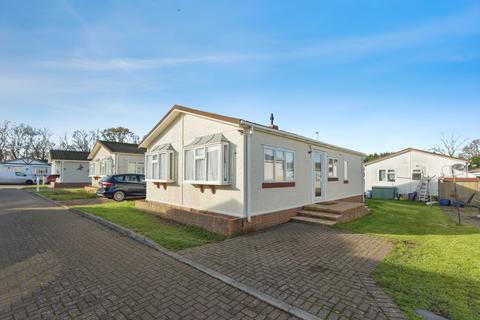 2 bed property, in Kaysland Park, £180,000