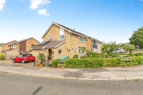 3 bed property, in Shaw Close, £390,000