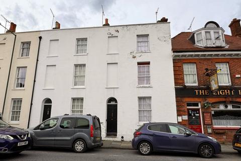 5 bed property, in London Road, £325,000