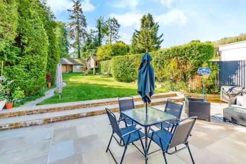 3 bed property, in Waverley Avenue, £575,000