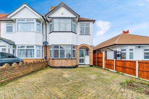 3 bed property, in Chaffinch Avenue, £450,000