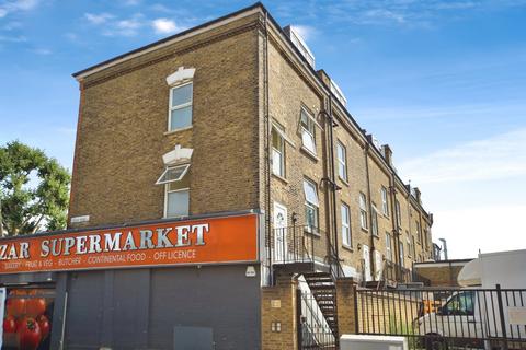 1 bed property, in Cedar Road, £200,000