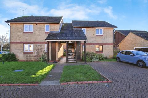 1 bed property, in Swallowfield, £110,000