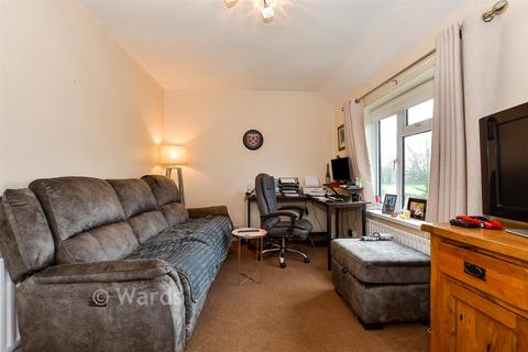 1 bed property, in Water Lane, £160,000