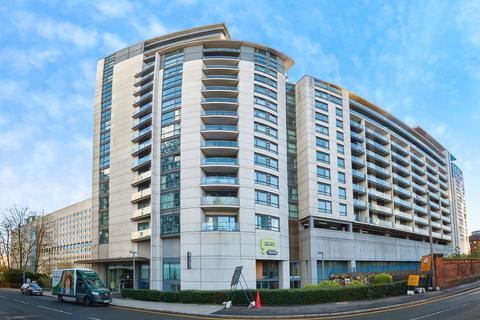 1 bed property, in Centenary Plaza, £147,750