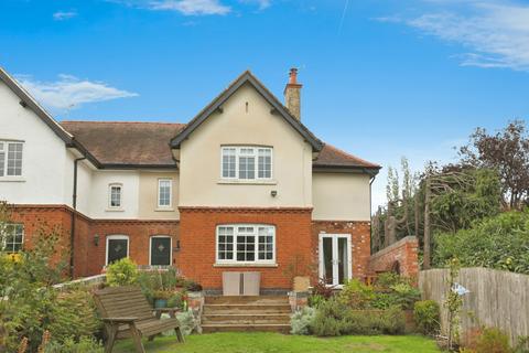 4 bed property, in Station Cottages, £725,000
