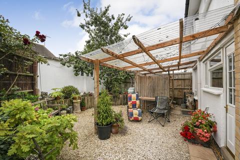 3 bed property, in Castlefields Avenue, £425,000