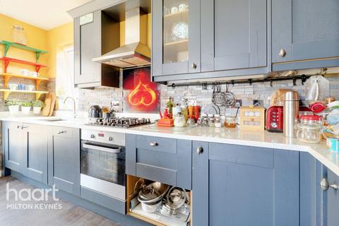 2 bed property, in 16 Henrietta Way, £220,000