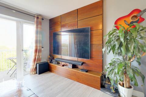 2 bed property, in 16 Henrietta Way, £200,000